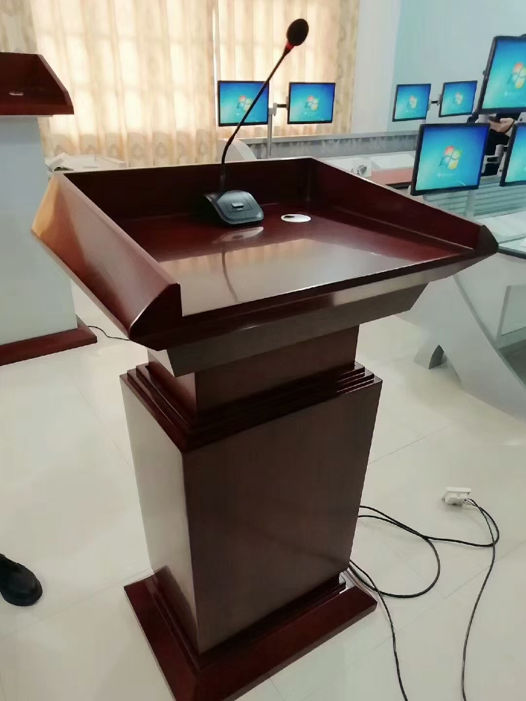 电动升降发言台